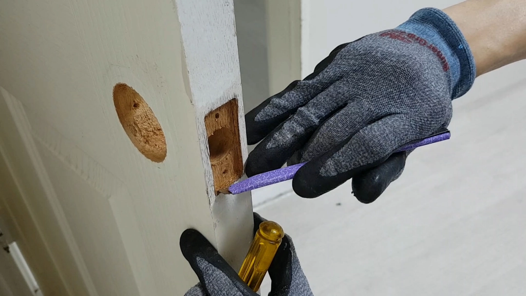 문틀 깎아내는 모습