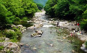 뱀사골 계곡 &ndash; 가족 단위&middot;초보자에게 강력 추천 (출처:한국일보/전북일보/전북문화관광)