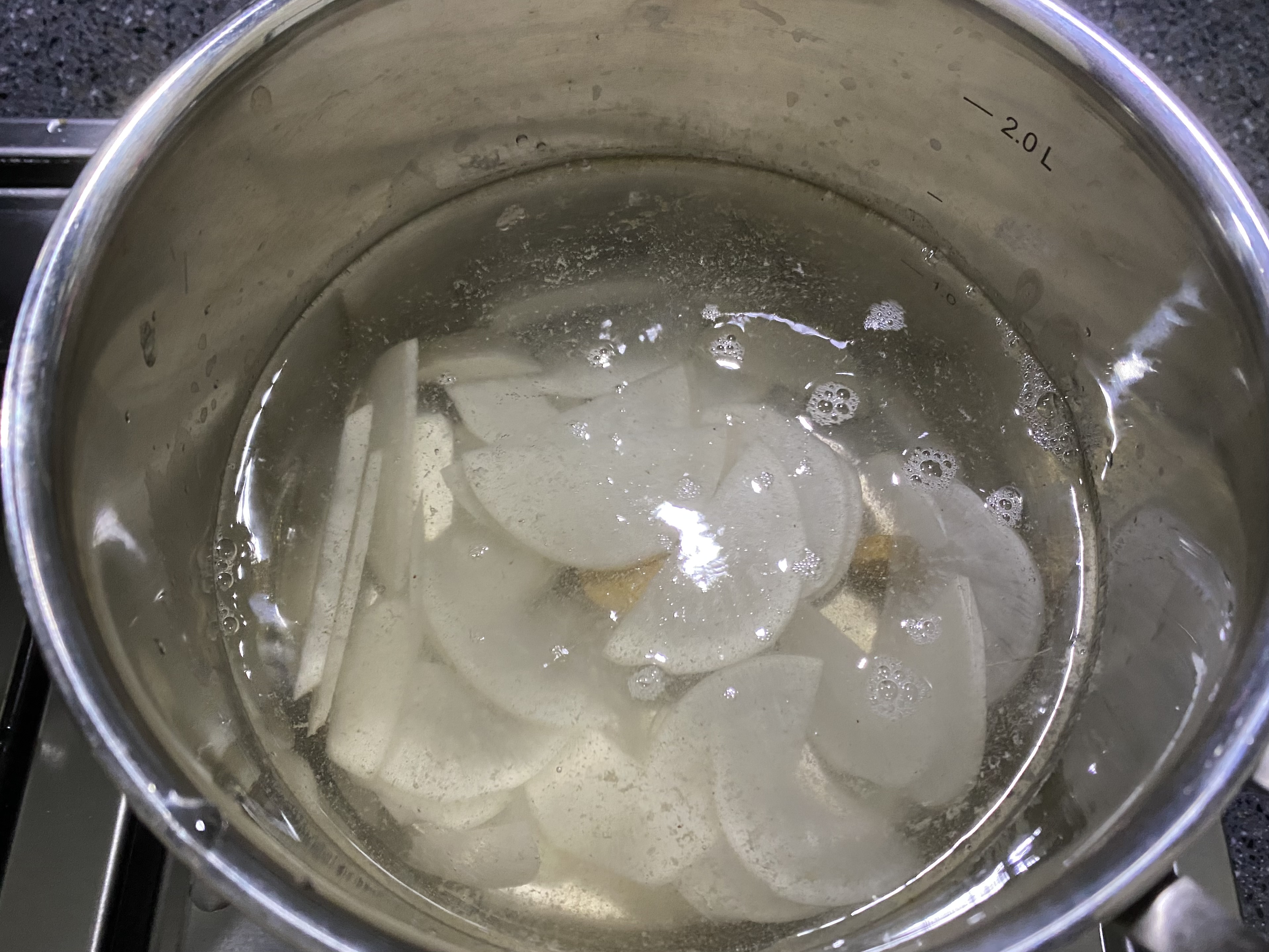 냄비에 간편육수와 같이 넣은 사진