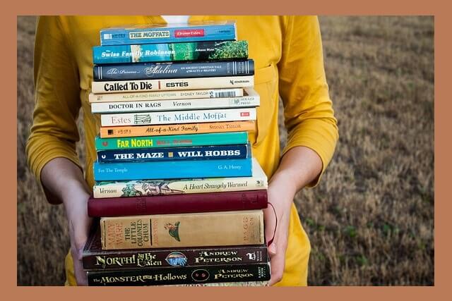 픽션-논픽션-쌓아놓은-책