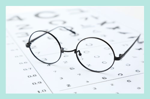 눈건강-시력검사표위에-안경이놓여져있다
