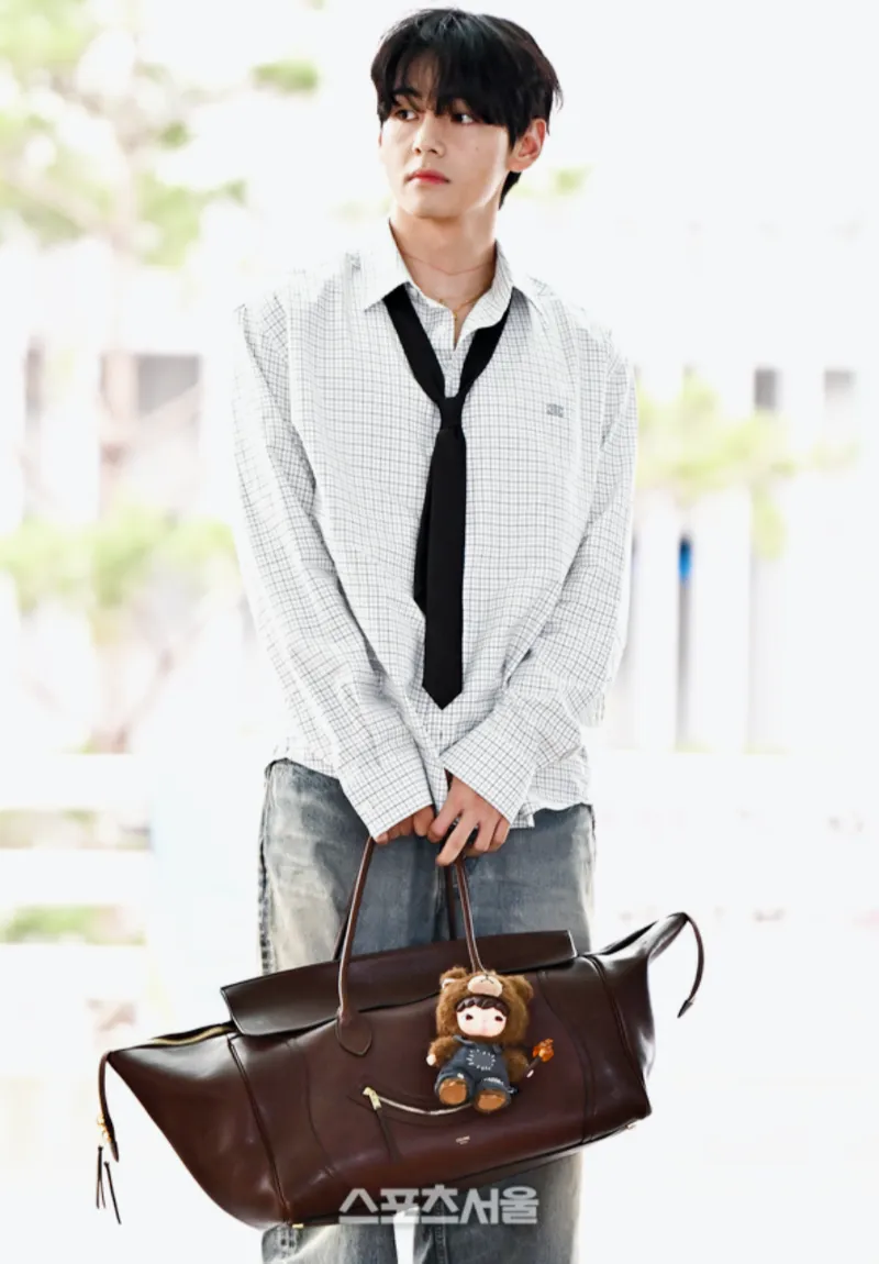 BTS 뷔, 뷔 공항패션, 뷔 패션위크 참석, 뷔 셀린느 패션쇼, 뷔 셀린느 앰버서더, 뷔 셀린느 2026, 셀린느 2026 컬렉션, 셀린느 패션 트렌드, 파리 패션위크, 인천공항 뷔 출국, 뷔 런웨이 룩, 뷔 셀린느 2026 컬렉션, 셀린느 글로벌 앰버서더, 생클루 국립공원 패션쇼, 뷔 패션 아이콘, BTS 뷔 셀린느, 뷔 셔츠 스타일, 셀린느 캐시미어 카디건, 뷔 히로노 인형, 뷔 셀린느 화보, 셀린느 남성룩, 뷔 셀린느 무드, 뷔션위크, Vashion Week, TaehyungXCeline