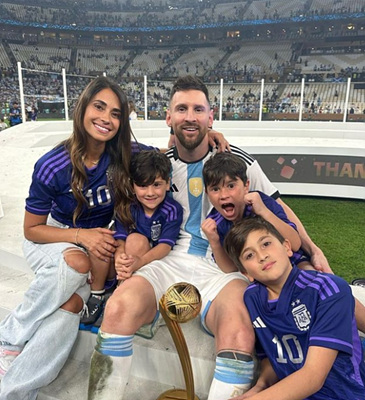 메시 가족사진