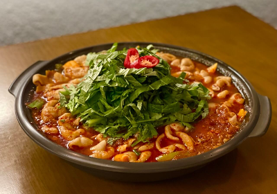 그릇에 곱창과 야채