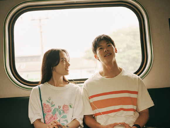 배우 키요하라 카야와 허광한이 영화 '청춘 18X2 너에게로 이어지는 길'에서 연기 호흡을 맞추고 있다. [사진=(주)쇼박스]