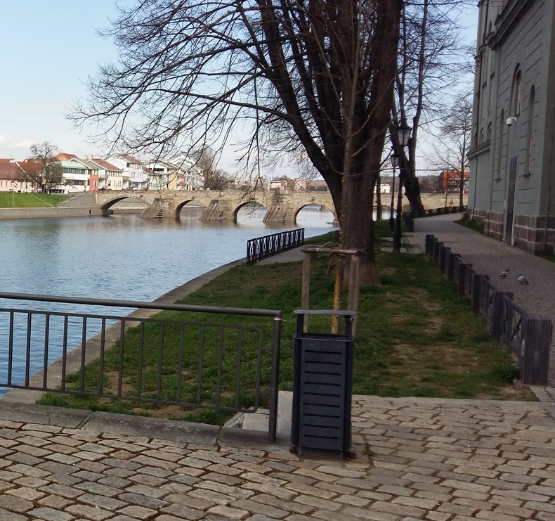 체코 피세크 오타바 강변 산책로와 고대 석교