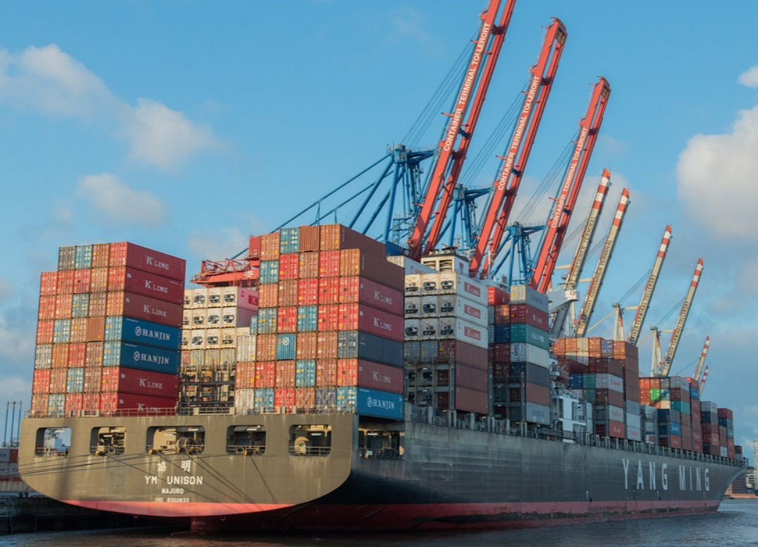 대형-무역-선박이-다량의-콘테이너를-싣고-바다를-항해하고-있다.