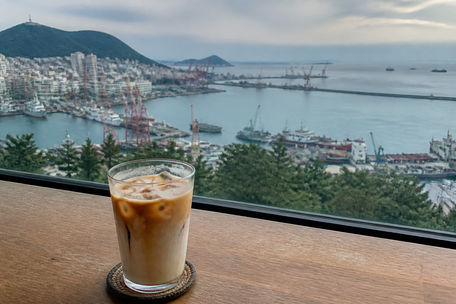 부산항이 내려다보이는 창가에 놓인 고소한 콩라테