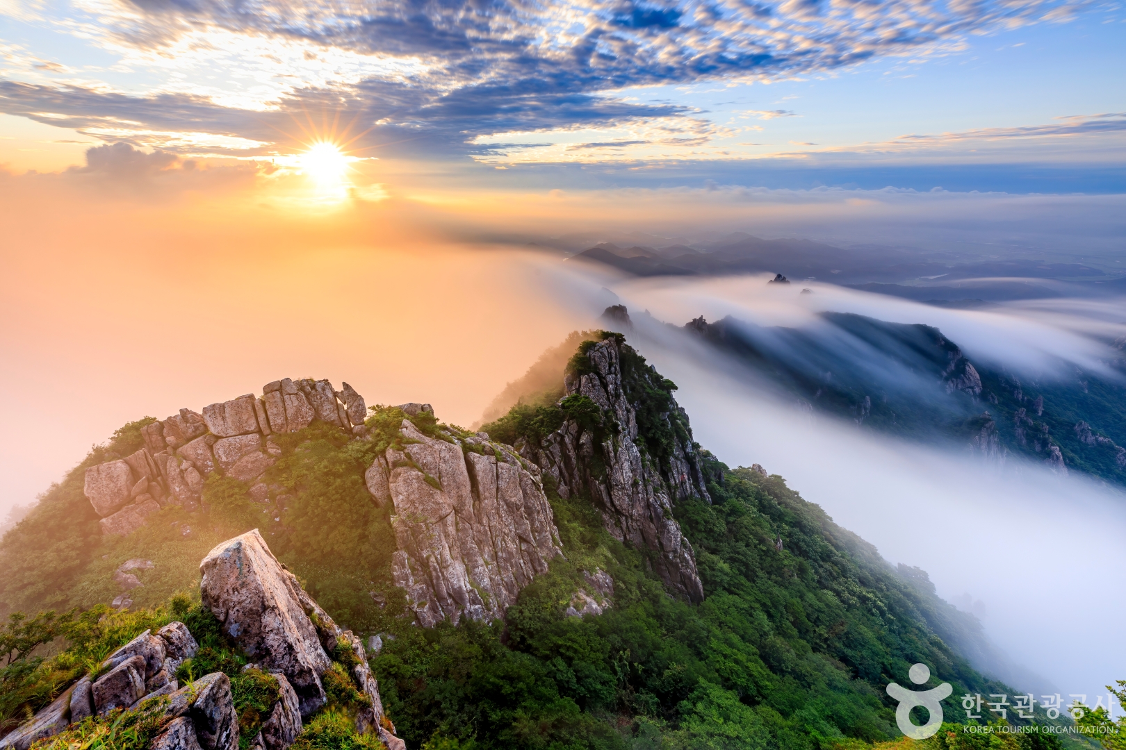 월출산 운해 폭포 한국관광공사 제공