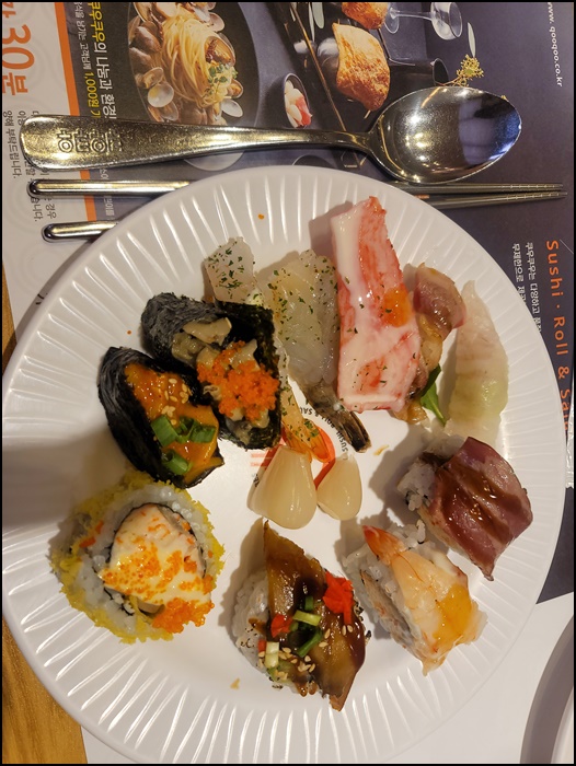 다양한 초밥이 맛있는 쿠우쿠우 뷔페
