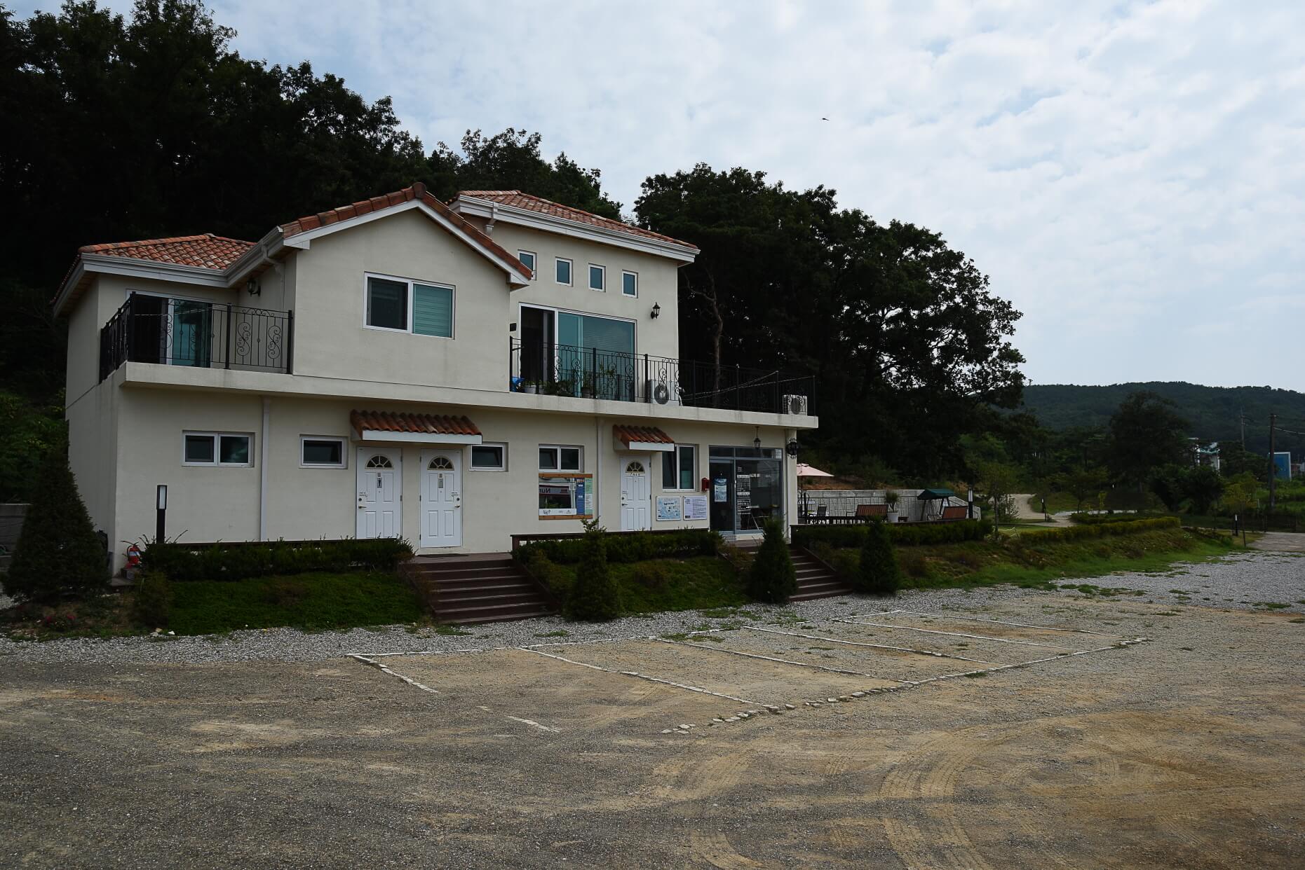 문라이트-캠핑장-전경-사진입니다.