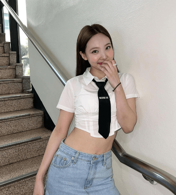 한손으로 입을 가리고 있는 나연