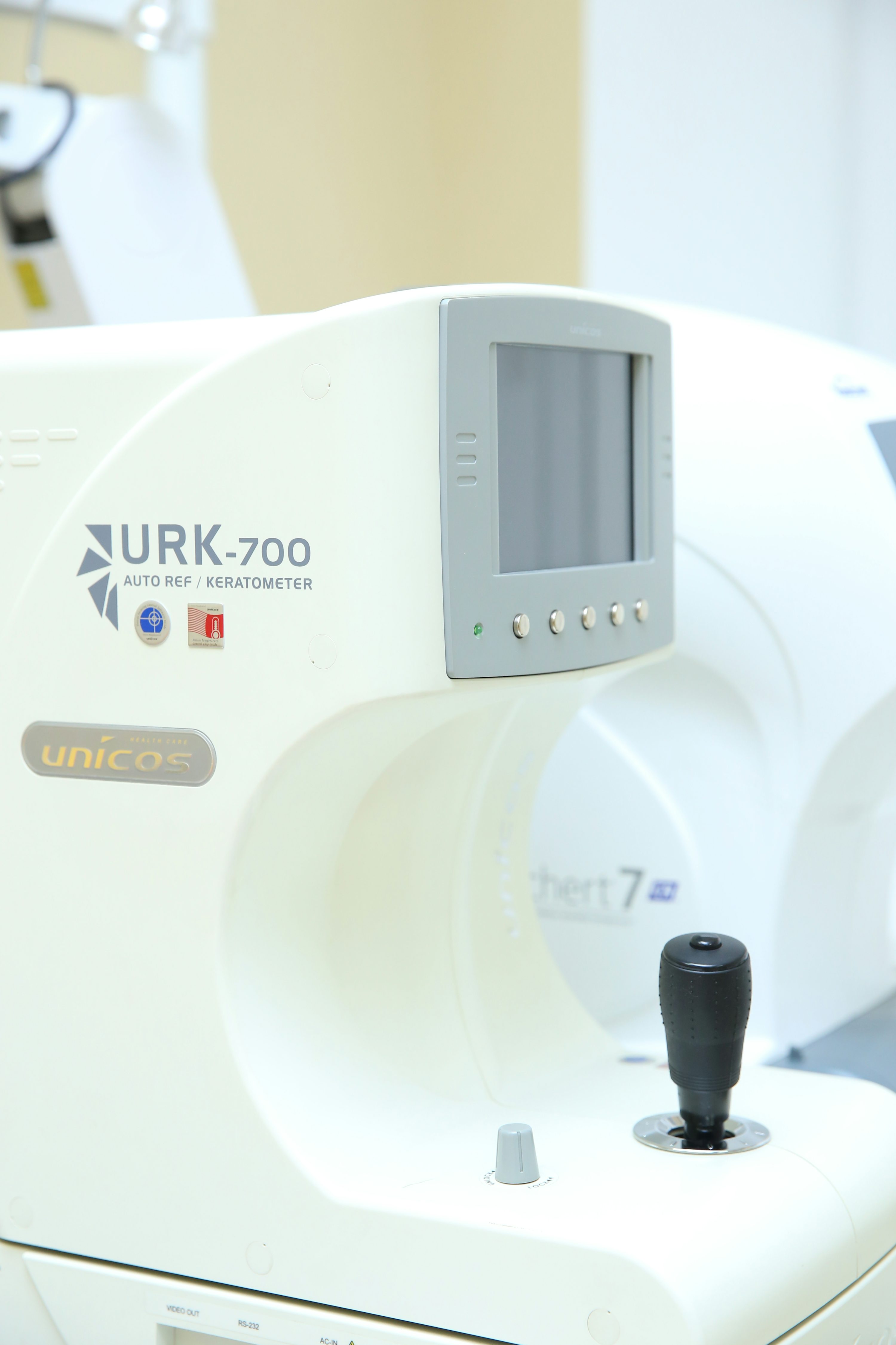 눈에 검은 물체