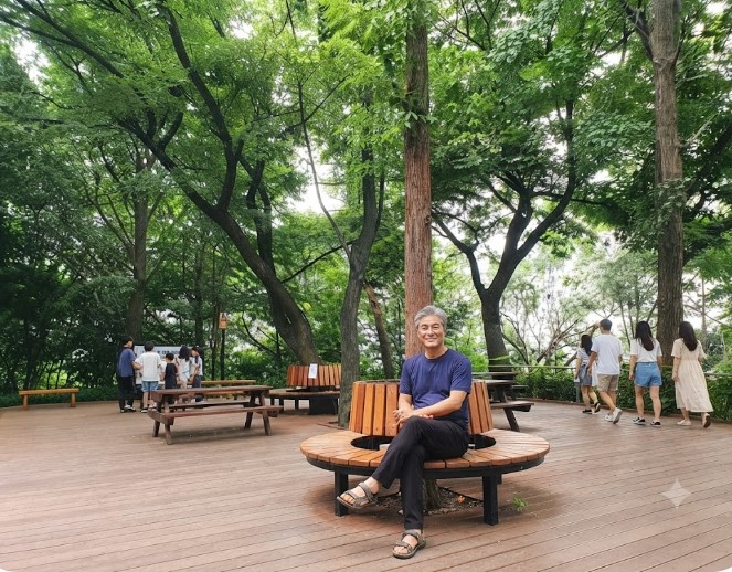 홍제동 안산자락길 나홀로 여행을 와서 즐거워 하는 남성