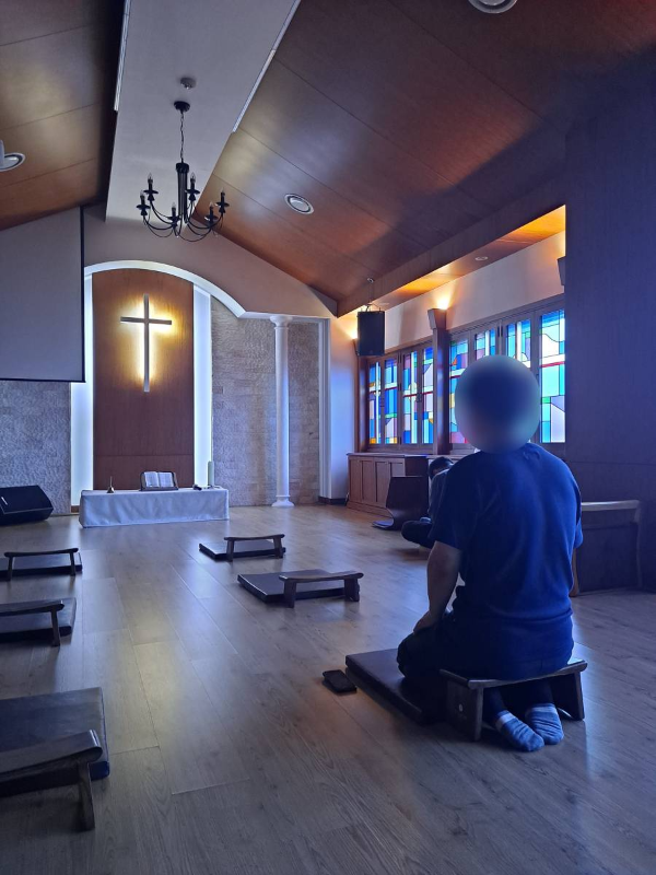 침묵기도실에서 기도중