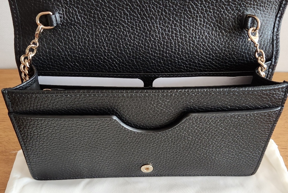 다양한 각도에서 촬영한 구찌 가방 내부 사진이며, 가방 덮개를 열었을 때 정면 사진입니다.