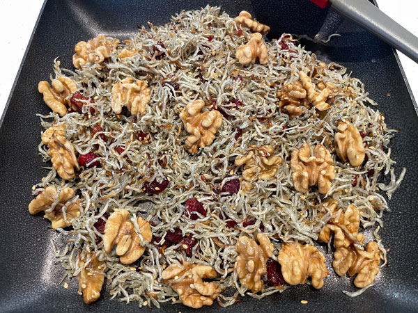 호두크랜베리 멸치볶음 - 불 끈 후 주재료 빠르게 볶기