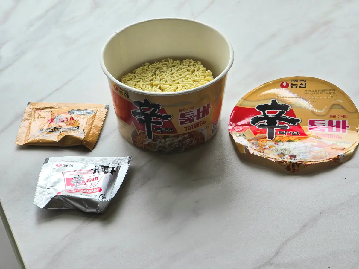 신라면 툼바 컵라면 내용물