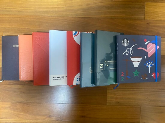 스타벅스 다이어리 연도별로 있습니다.