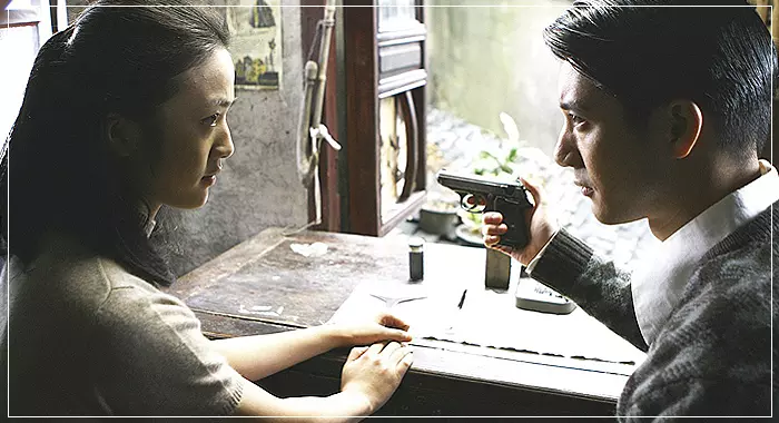 영화-색계-광위민이-왕치아즈에게-총-다루는-방법을-알려주고-있다