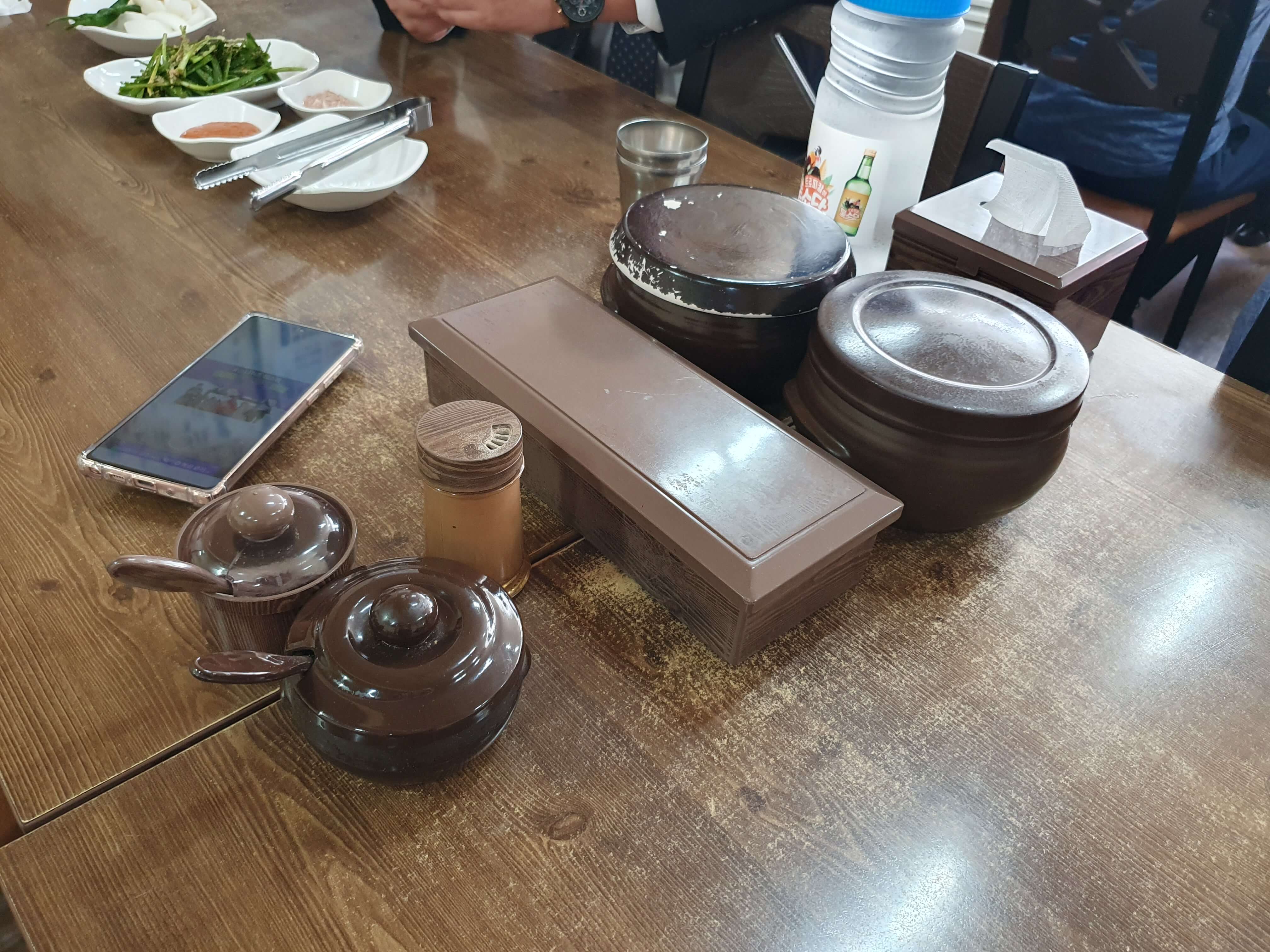 테이블세팅 소금, 고추가루, 수저통, 들깨가루, 김치, 깍두기