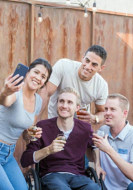 휠체어를-타고-있는-사람과-장애인-활동지원사가-단체사진-촬영하는-모습