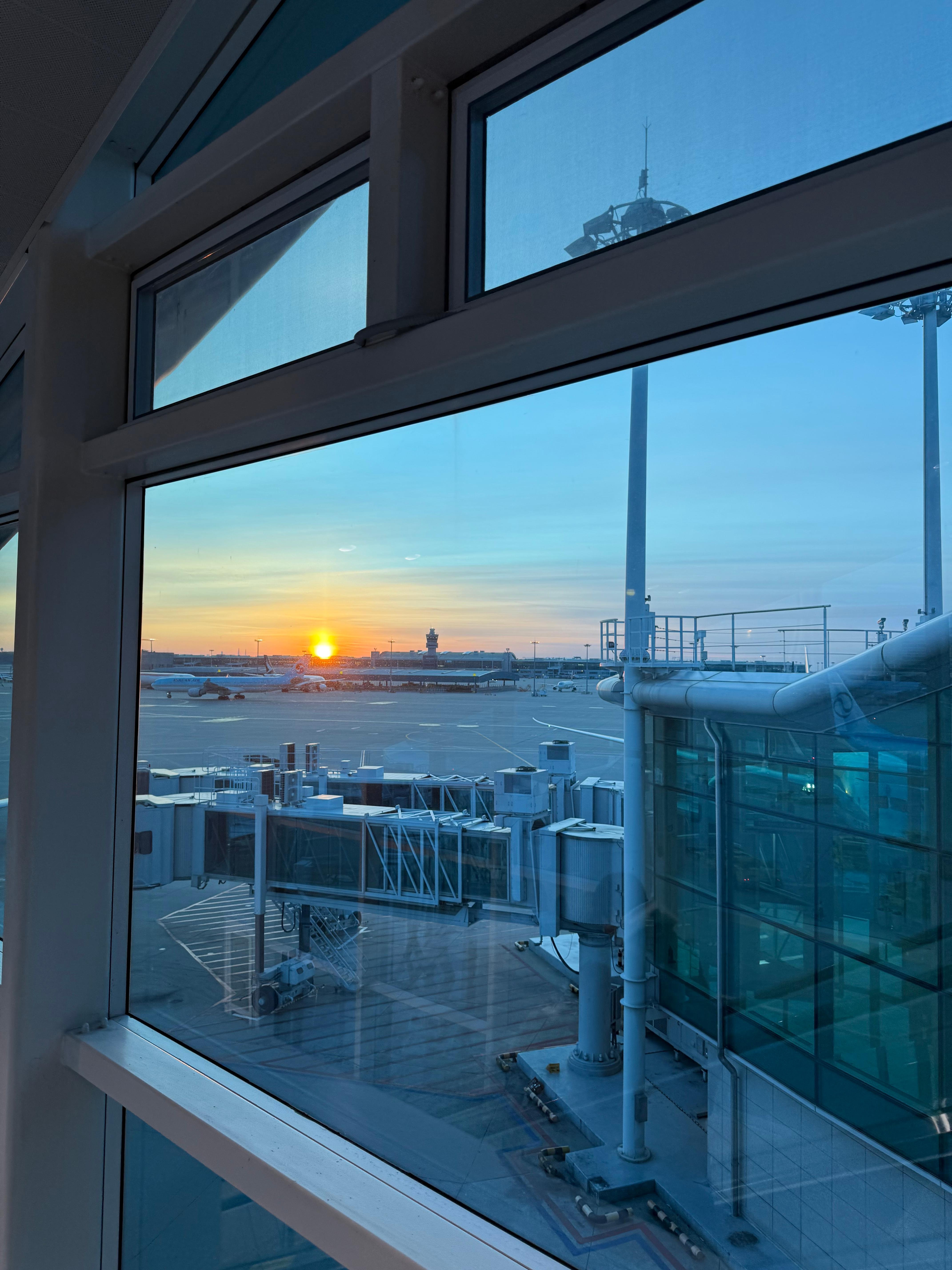 탑승하며 바라본 일출, 인천공항