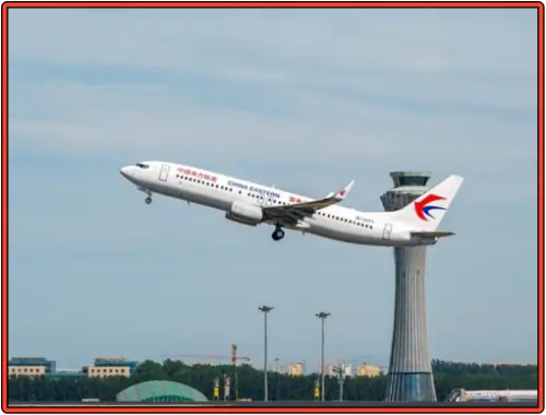 공항에서-이륙-중인-동방항공-항공기