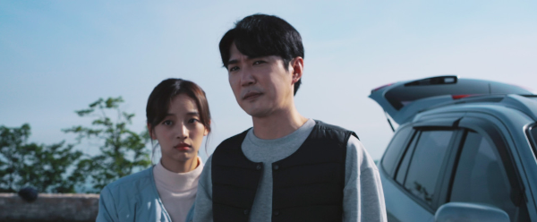 영화-차박-살인과-낭만의-밤-데니안-김민채-스틸컷