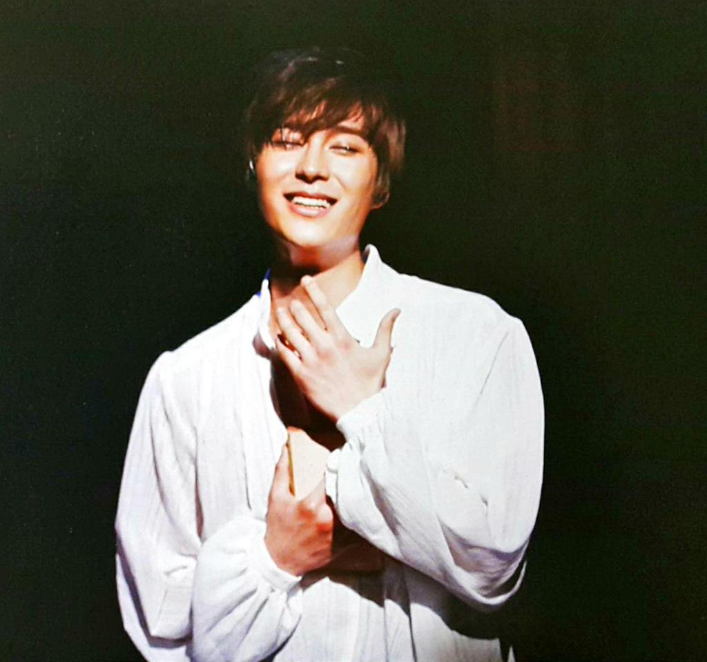 전동석 배우가 '젊은 베르테르의 슬픔' 뮤지컬을 했을 때의 공연 사진
눈을 감고 있는 배우가 왼손을 얼굴 바로 아래에 오른 손은 그보다 조금 아래에 (시집 같아 보이는 책을 손에 쥔 채로) 두고 행복하고 설레는 듯한 미소를 환하게 짓고 있음