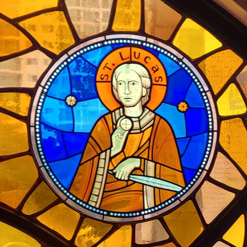 사진은 수원 상촌성당 안에 있는 루카 성인 스테인드글라스입니다.