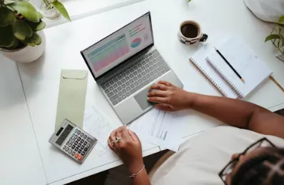 ChatGPT를 통해서 자료를 찾는 모습