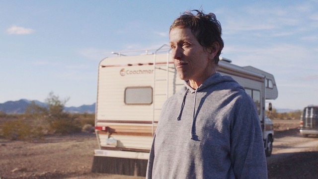 펀이 밴 앞에서 어딘가를 바라보고 있는 사진