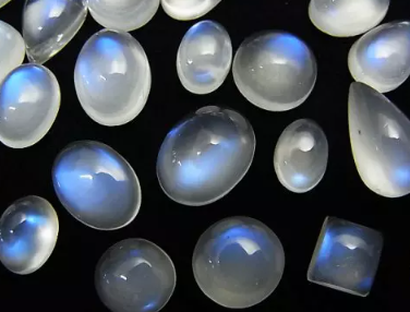 블루문스톤의 종류와 특징을 설명한다.