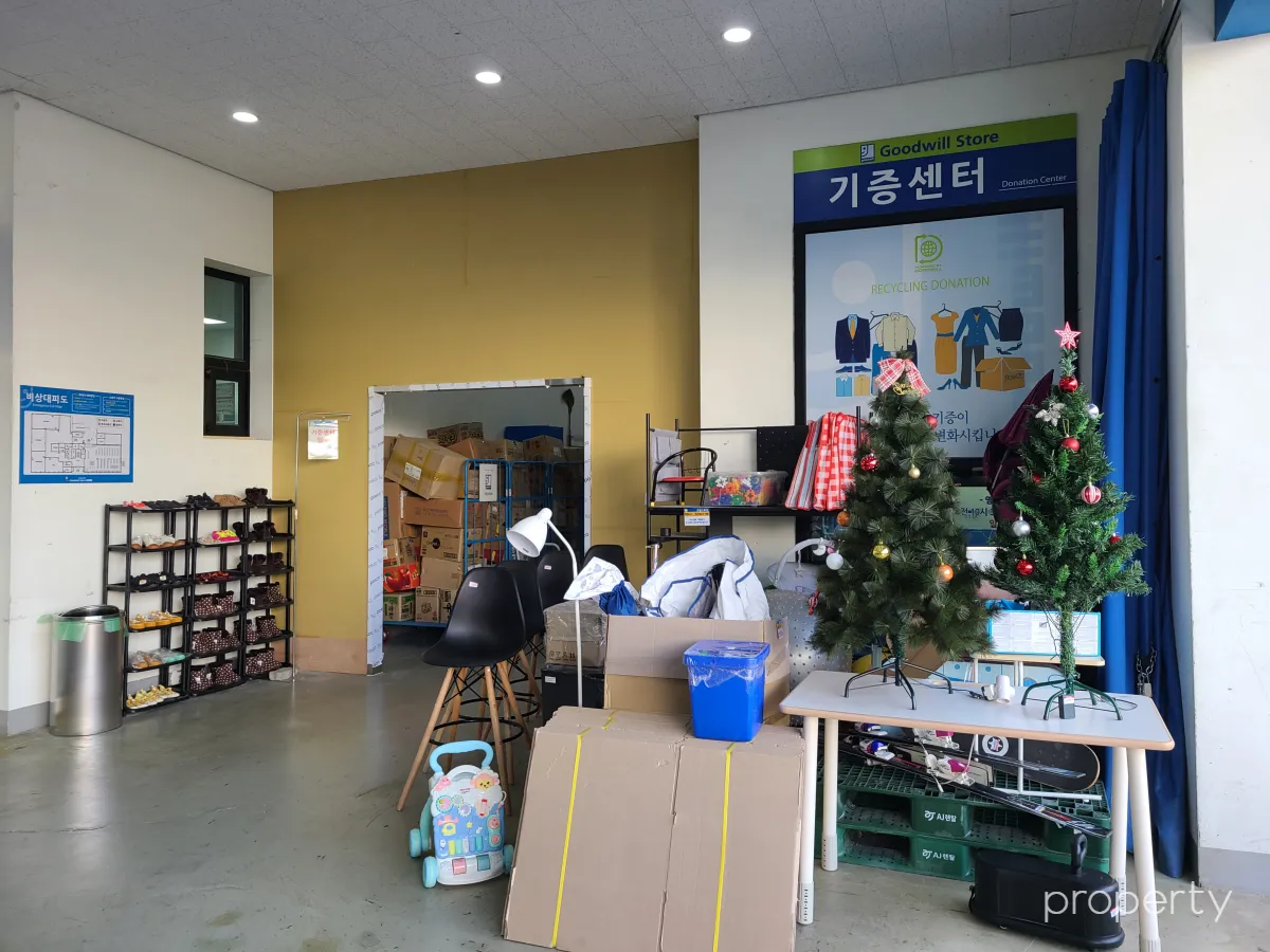 굿윌스토어-기증센터-앞에-트리-스텐드-의자-진열된