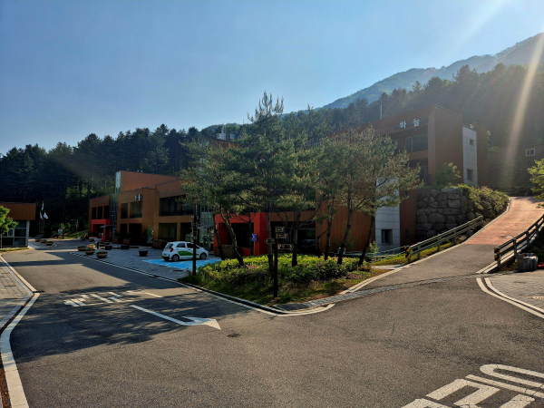 해질녘 노을빛을 받아 아름다운 국립춘천숲체원 건물과 주변 풍경