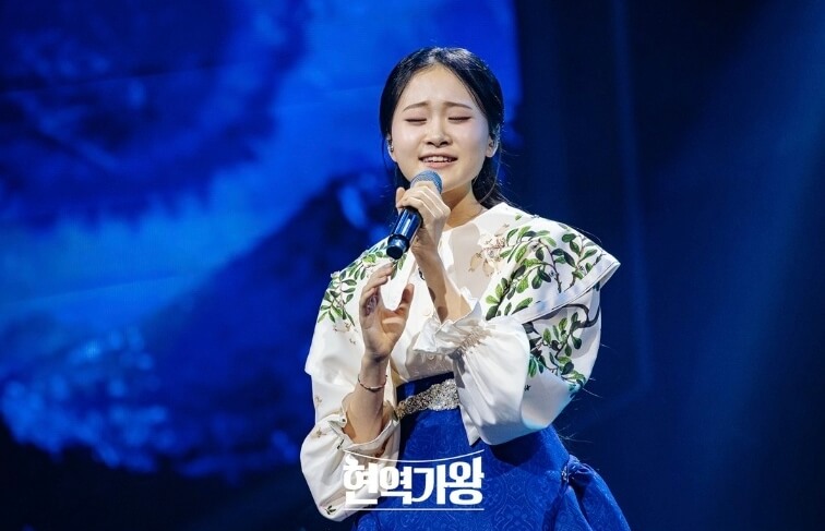 현역가왕-무대에서-눈감고-열창하는-김다현