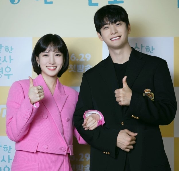 배우 박은빈과 강태오가 엄지척을 하는 모습