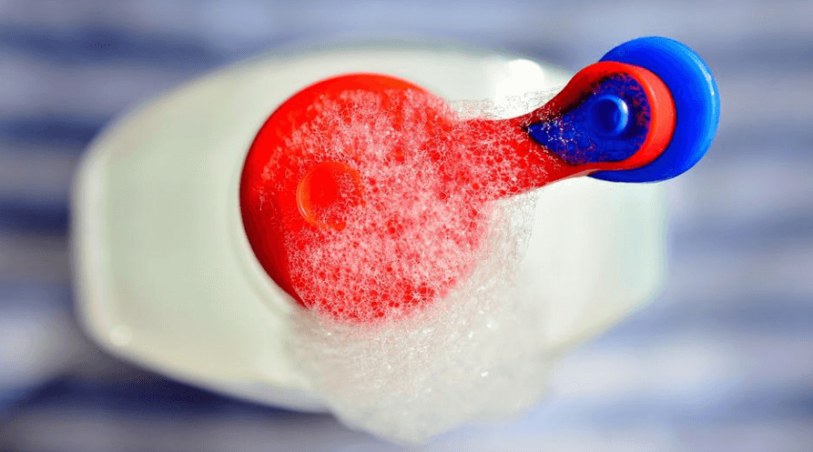 중성세제 입구에서 거품이 일어나고 있다