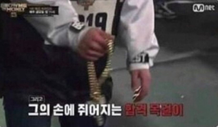 손에 쥐어지는 합격 목걸이