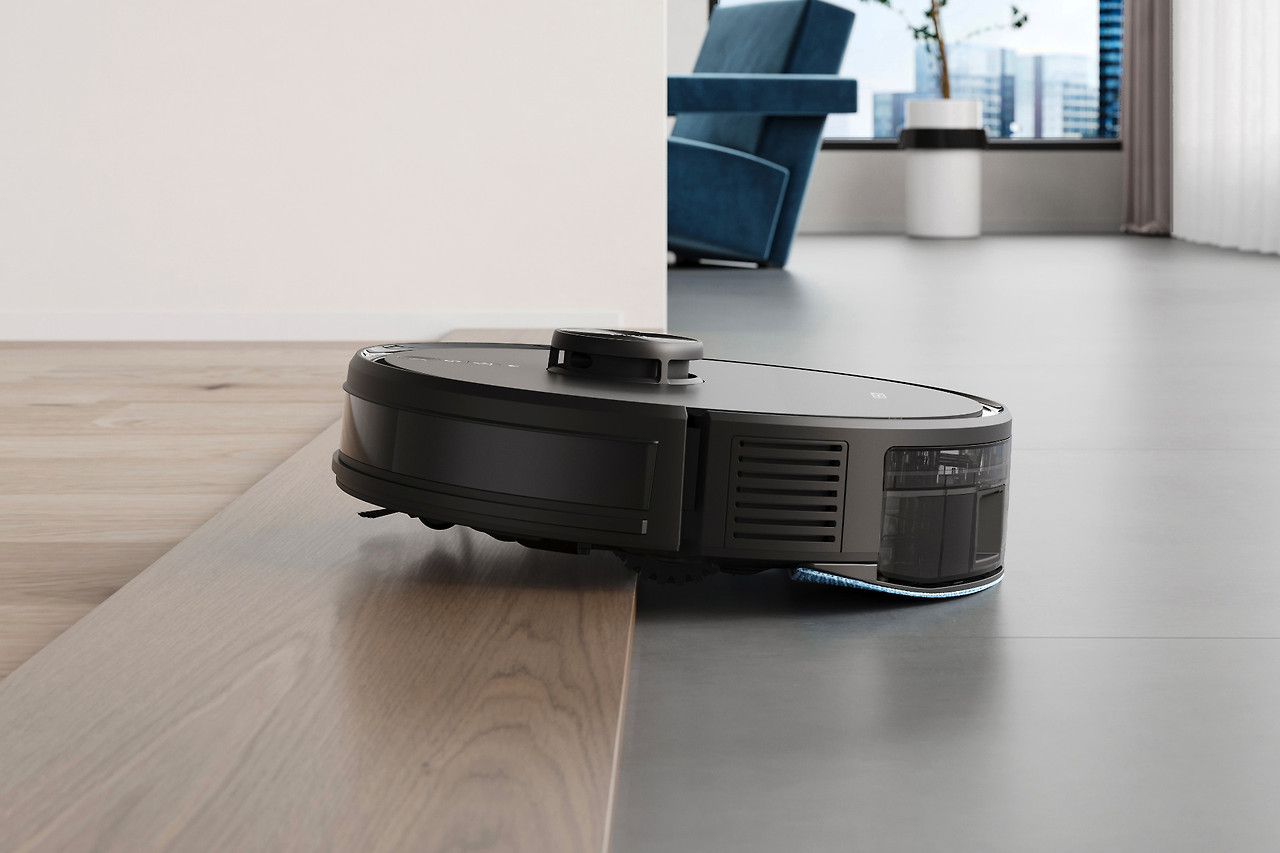 Comparison chart of 2024 robot vacuum cleaners showing suction power, battery life, smart features, and prices.