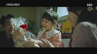 곰 인형을 선물 받고 즐거워 하고 있는 아이의 사진입니다.