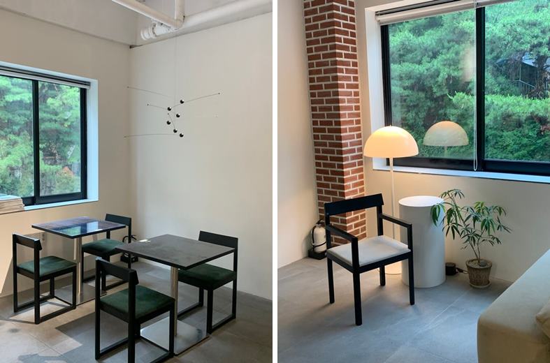 창문가 자리 및 조명과 조형물