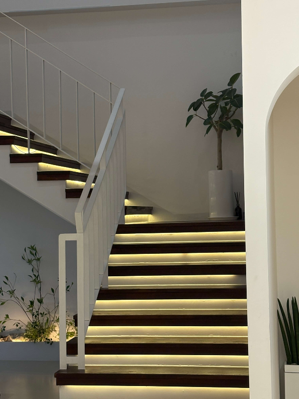 2층으로 올라가는 계단 출처 /직접촬영