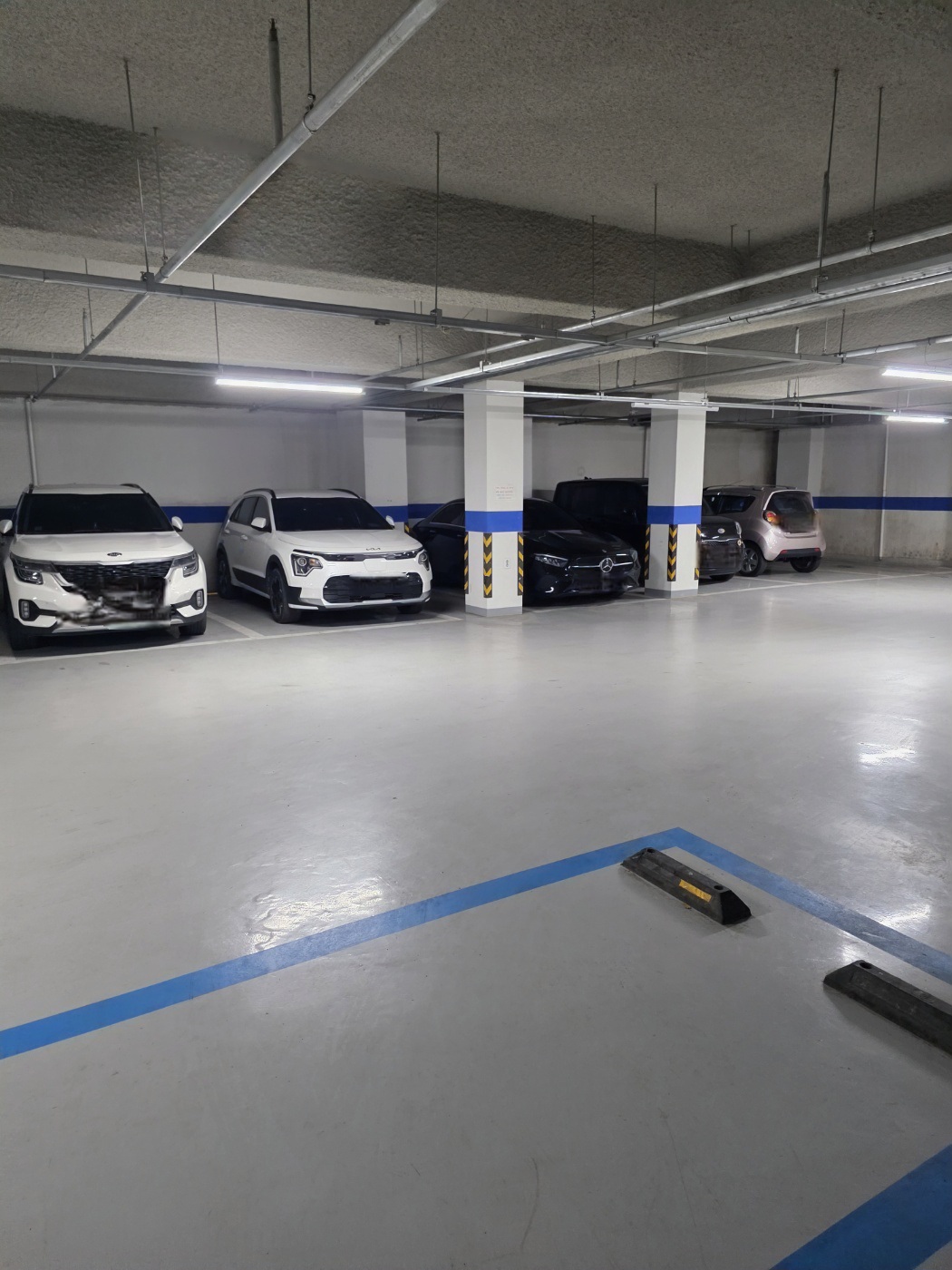주차장-내부-모습입니다.