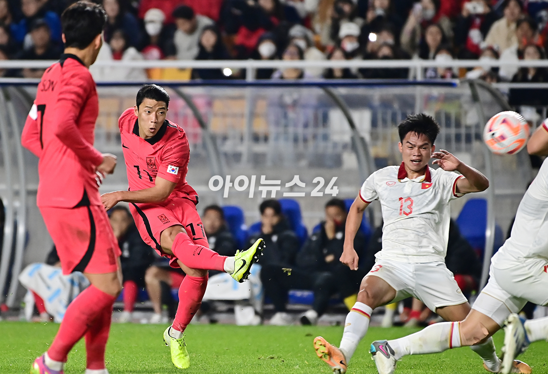 클린스만 감독이 이끄는 한국 축구대표팀은 17일 수원월드컵경기장에서 열린 베트남과 평가전에서 6-0 대승을 거뒀다.손흥민이 팬들에게 인사를 하고 있다. [사진=곽영래 기자]
