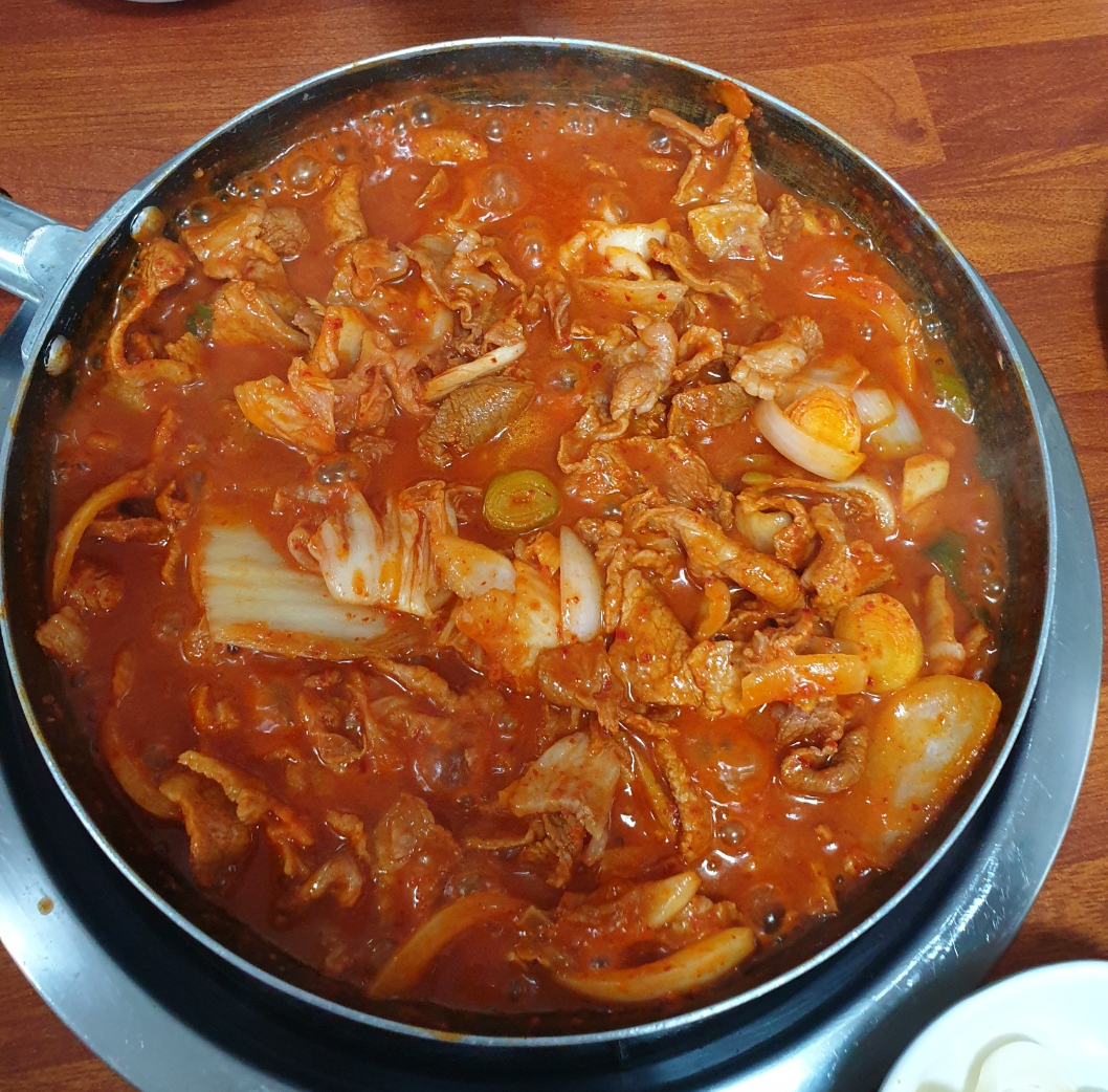 팬에서 자글자글 익어가는 돼지고기 두루치기