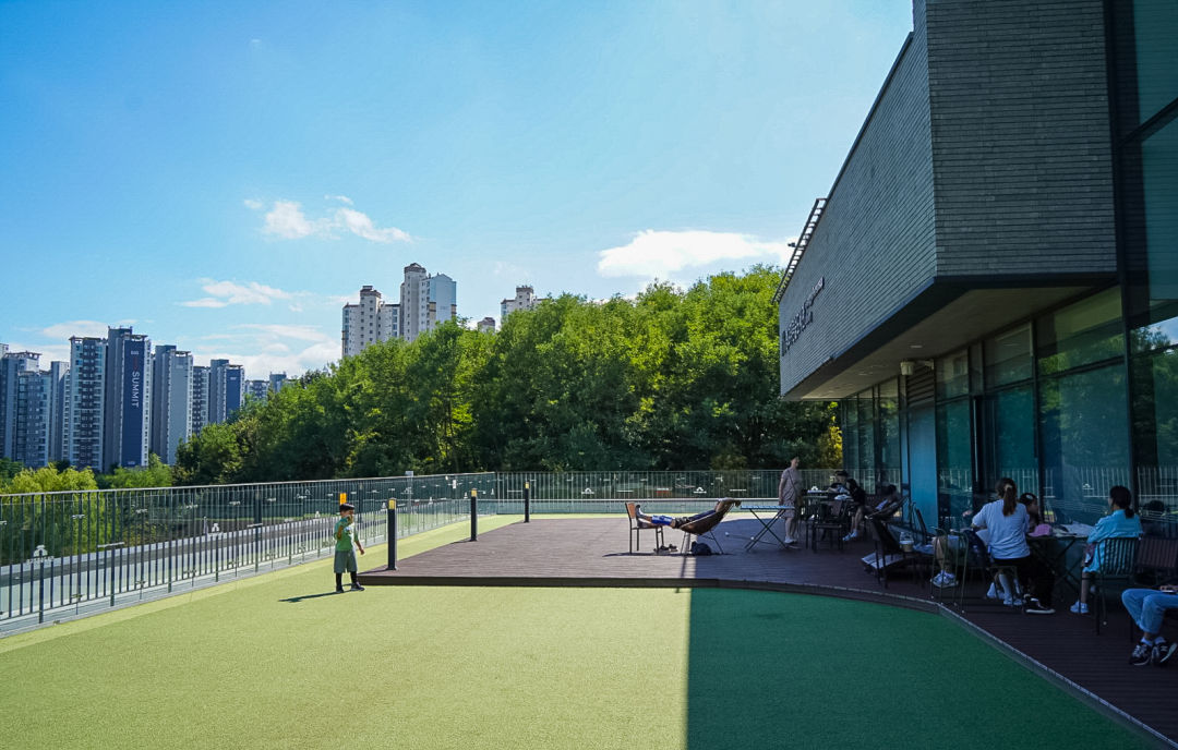 광교 푸른숲 도서관 야외 테라스