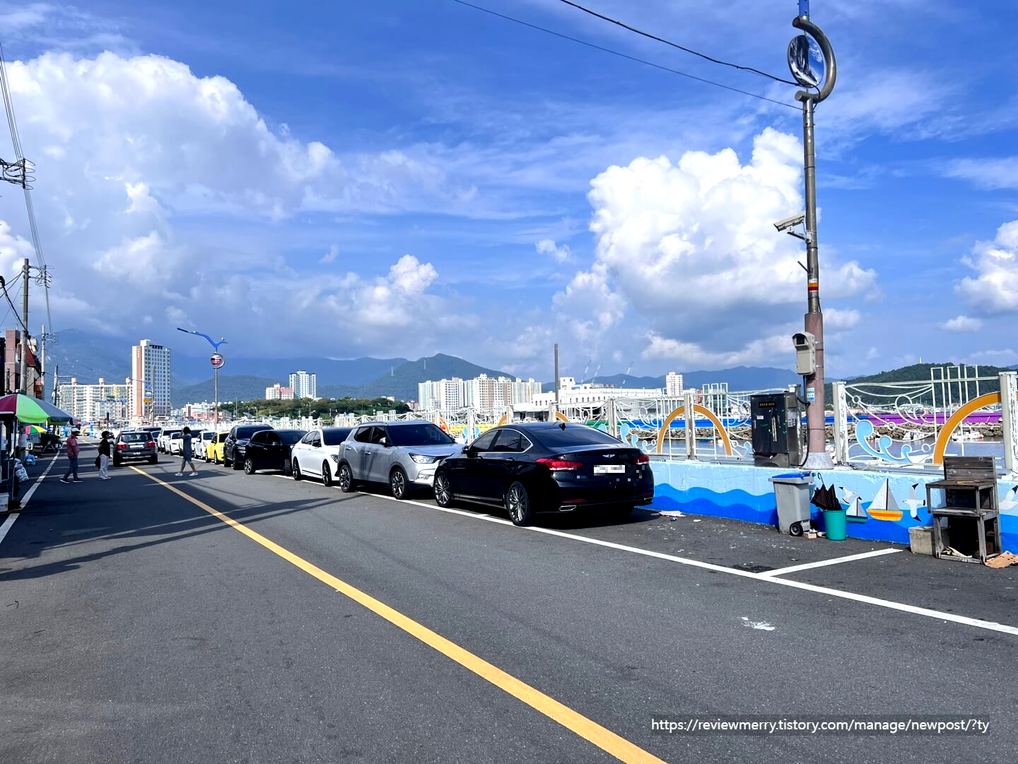 식당 앞 주차장