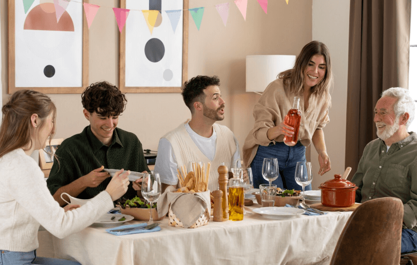 명절 가족 모임에서 감정 소모를 느끼는 상황